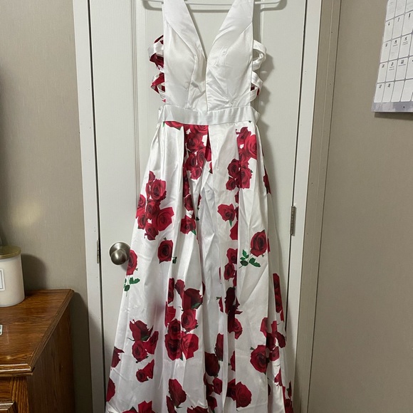 Beautiful prom dress! - Picture 1 of 2